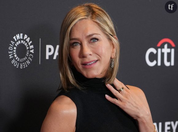 Jennifer Aniston est en effet à la tête de Lolavie, une marque de soins pour les cheveux lancée en 2021. De son côté, Selena Gomez a lancé sa marque de cosmétiques Rare Beauty, en 2020.