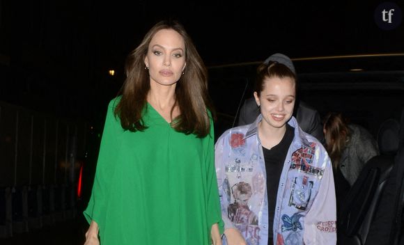 Telle mère, telle fille. Shiloh Jolie s'inspire de l'un des looks les plus emblématiques d'Angelina Jolie. Celle qui a abandonné le nom «Pitt» en 2024 a été aperçue ce week-end à la sortie de son cours de danse à Los Angeles. Sur les photos relayées par Page Six, la jeune femme âgée de 18 ans porte sa chevelure blonde coiffée en deux tresses hollandaises. Une coiffure qui n'est pas sans rappeler celle de sa mère dans Lara Croft : Tomb Raider.