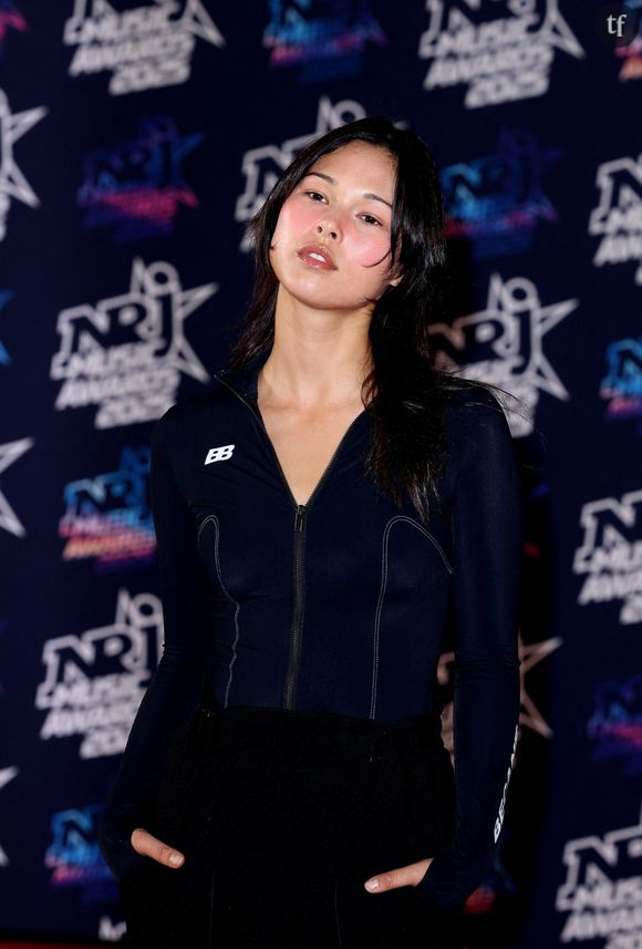 Et ces remarques sur son physique, elle en parlait aussi dans Paris Match, où elle expliquait avoir été dès ses plus jeunes années constamment sexualisées, en tant que fille d’origine coréenne. Eurasienne, elle fut toujours la cible d’un fétichisme nauséeux et inavoué.