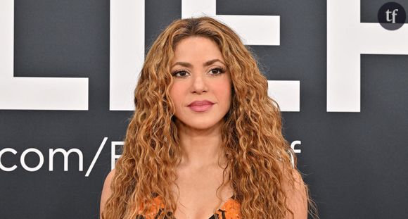 Les commentaires déplacés ne se sont pas arrêtés-là, puisque d’autres n’ont pas hésité à directement critiquer l’apparence de Shakira, insinuant notamment qu’elle a pris un coup de vieux : “Avec tous les filtres Instagram je n’arrivais pas à lui donner d’âge, mais là ça se voit clairement”, “Tes jours de gloire sont finis Shakira. Tu es devenue une chose du passé”.