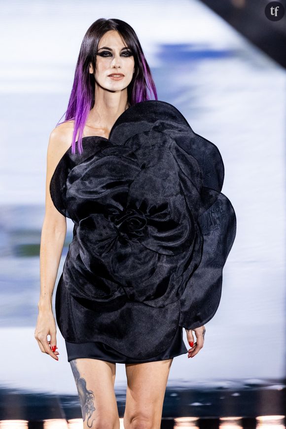 Tenue ténébreuse, gants aux mains, robe mettant en valeur ses tatouages... Fidèle à ses films de chevet, Maghla se dévoile en figure gothique, qui pourrait s'échapper d'une oeuvre de Tim Burton. On y retrouve l'aura d'une Helena Boham Carter. Ou d'une Winona Ryder...