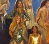 Blue Ivy a dansé pendant le show. Et selon le tabloïd Entertainment Tonight, "elle travaille très dur lorsqu'elle se produit sur scène avec sa mère et qu'elle jongle avec l'école".