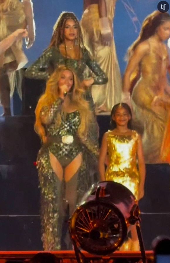 Blue Ivy a dansé pendant le show. Et selon le tabloïd Entertainment Tonight, "elle travaille très dur lorsqu'elle se produit sur scène avec sa mère et qu'elle jongle avec l'école".