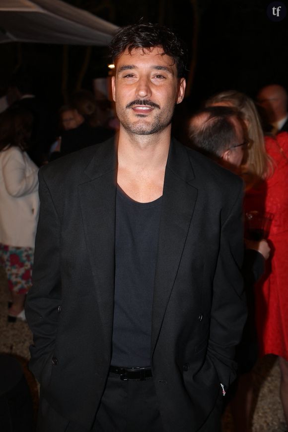 "Lourd, inapproprié, pas drôle"

"J'ai connu une Antonia bien plus drôle dans #ONDAR il y a dix ans", commente le journaliste Clément Garin sur X. "Ce sketch est juste lourd, inapproprié, pas drôle... et malaisant", souligne un internaute. "Sketch lourdaud et raté mais justement, je trouve que Jérémy a super bien réagi : on sent que ça ne le fait pas rire, mais il n'est pas dépité, il essaye d'être 'bon public' tant bien que mal...", réagit un autre. Sur TikTok, la chronique a davantage plu aux internautes : "C'est vrai que ce mec est particulièrement beau", "Antonia de Rendinger excellente", "Plein de charme le Frérot", "J'ai adoré formidable".