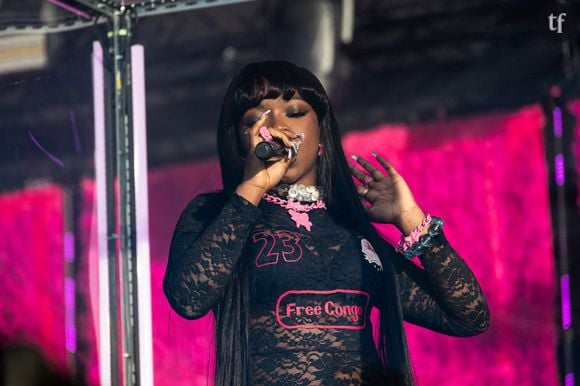 Théodora est victime de réactions nauséeuses qui portent un nom : la misogynoir. Un phénomène maintes fois constaté en France. De Aya Nakamura à Yseult, nombreuses ont été les chanteuses françaises à en être victimes. Développé par des chercheurs en gender studies, la misogynoir désigne la discrimination à l’intersection du racisme et du sexisme.