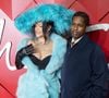 Invitée aux Fashion Awards se déroulant à Londres, Rihanna s’est affichée ce lundi 2 décembre dans une fourrure bleue glacier, accompagnée d’un chapeau XXL, lui aussi en fourrure et assorti au reste de sa tenue. C’est au bras de son compagnon, et père de ses deux enfants, A$AP Rocky, que Riri a déambulé sur le tapis rouge, souriante et rayonnante.