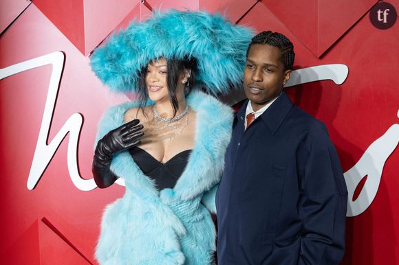 Invitée aux Fashion Awards se déroulant à Londres, Rihanna s’est affichée ce lundi 2 décembre dans une fourrure bleue glacier, accompagnée d’un chapeau XXL, lui aussi en fourrure et assorti au reste de sa tenue. C’est au bras de son compagnon, et père de ses deux enfants, A$AP Rocky, que Riri a déambulé sur le tapis rouge, souriante et rayonnante.