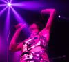 La chanteuse du groupe Lulu Van Trapp a un courage monstrueux. Rebecca, l'artiste en question, ne craint rien. Surtout pas d'afficher un agresseur sexuel. Car en plein concert, dans l'Ain, après une descente dans la fosse, l'interprète a décidé d'assumer un choix jusqu'au-boutiste. Suite à sa venue auprès du public, la chanteuse est remontée sur scène et a accusé un homme de l'avoir agressée sexuellement. "Ce mec a intérêt à se casser du show", a-t-elle affirmé avec fracas face à son audience, indignée.