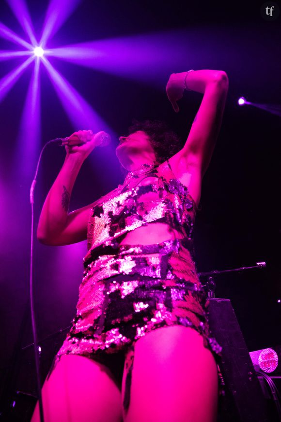 La chanteuse du groupe Lulu Van Trapp a un courage monstrueux. Rebecca, l'artiste en question, ne craint rien. Surtout pas d'afficher un agresseur sexuel. Car en plein concert, dans l'Ain, après une descente dans la fosse, l'interprète a décidé d'assumer un choix jusqu'au-boutiste. Suite à sa venue auprès du public, la chanteuse est remontée sur scène et a accusé un homme de l'avoir agressée sexuellement. "Ce mec a intérêt à se casser du show", a-t-elle affirmé avec fracas face à son audience, indignée.