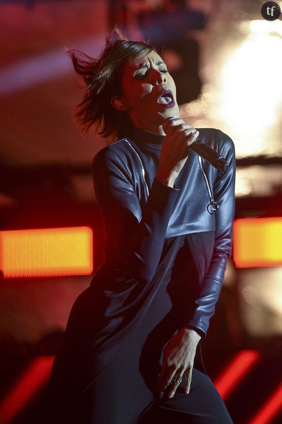 Des looks audacieux ? Les tenues de marque française arborées par les tourtereaux semblent laisser perplexes les fans. Rouge flamboyant pour Shym, dos nu pour son âme soeur.