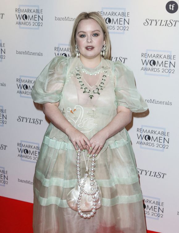 Nicola Coughlan s'exprime. Cette révélation de la Chronique des Bridgerton sur Netflix en appelle à boycotter JK Rowling, comme bien des militantes féministes actuellement. "Comme beaucoup, je suis profondément horrifiée par la décision rendue hier par la Cour suprême concernant les personnes trans. Voir une communauté déjà marginalisée être encore davantage attaquée et attaquée juridiquement est vraiment écœurant et révoltant, et voir des gens s’en réjouir est encore plus écœurant et révoltant".