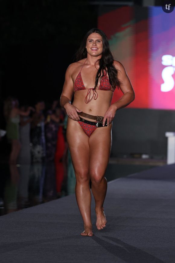 Anti féminine car trop musclée ? "L'argument" est fallacieux et surtout, clairement misogyne. Les machos étaient de sortie sur les réseaux sociaux afin d'accueillir avec leur habituelle bêtise une athlète iconique, très remarquée lors de sa venue fashion sur le tapis rouge. Cette sportive, c'est l'impressionnante  Ilona Maher, sportive professionnelle aux multiples exploits, et à la parenthèse mode très stylée.