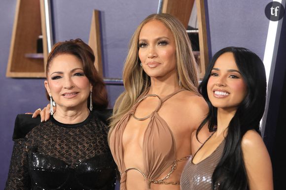 Jennifer Lopez a donné le coup d'envoi des American Music Awards 2025 avec une performance énergique, incluant un baiser remarqué échangé avec ses danseurs. Si cette scène se voulait sûrement audacieuse, voire inclusive, elle n'a pas du tout fait l'unanimité auprès des téléspectateurs qui n'y voient qu'une tentative "désespérée" de faire parler d'elle et l'accusent de queerbaiting.