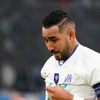 "Humiliations sexuelles", "sadomasochisme", "urine", "marques au corps" : cette star de foot est accusée de violences