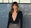 "Quelle merveille" : Halle Berry "sidérante" à 59 ans ose ce look très décolleté, sexy et élégant.