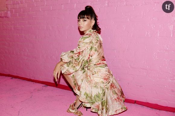 Charli XCX, Zoe Kravitz Lily-Rose Depp, Alexa Chung.... Les popstars les plus sulfureuses s'arrachent ces très légers habits de nuit. La trend gagne en intensité, tant et si bien qu'elle rend zinzins les revues fashion. Comment expliquer une telle tendance ?