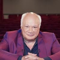 "L'âge d'un grand-père" : ce grand écrivain devient papa à 65 ans, une tendance très patriarcale qui suscite la controverse