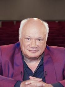 "L'âge d'un grand-père" : ce grand écrivain devient papa à 65 ans, une tendance très patriarcale qui suscite la controverse