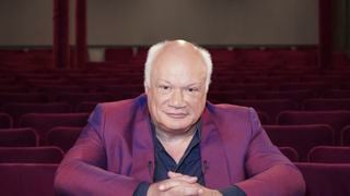 "L'âge d'un grand-père" : ce grand écrivain devient papa à 65 ans, une tendance très patriarcale qui suscite la controverse