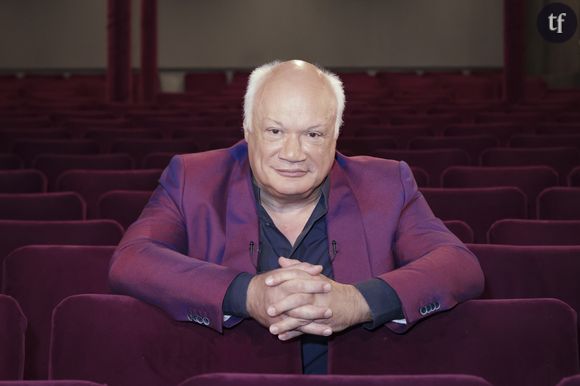 "L'âge d'un grand-père" : ce grand écrivain devient papa à 65 ans, une tendance très patriarcale qui suscite la controverse