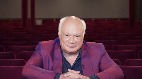 "L'âge d'un grand-père" : ce grand écrivain devient papa à 65 ans, une tendance très patriarcale qui suscite la controverse