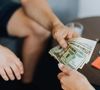 Entre mythe de l'amour romantique et réalité économique, la gestion financière au sein du couple reste un sujet épineux. Alors que le modèle du 50-50 s'impose souvent comme une évidence, est-il vraiment équitable ?