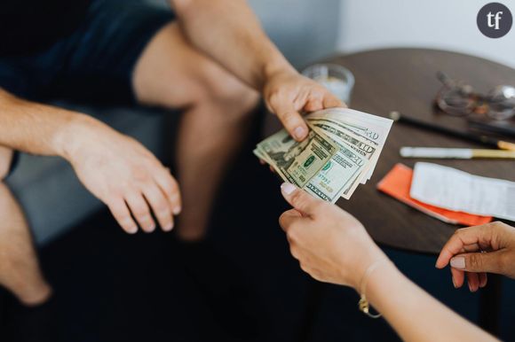 Entre mythe de l'amour romantique et réalité économique, la gestion financière au sein du couple reste un sujet épineux. Alors que le modèle du 50-50 s'impose souvent comme une évidence, est-il vraiment équitable ?