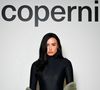"Demi Lovato était nue et portait des collants à 466 $ lors du défilé Coperni à Paris aujourd'hui", décrit Just Jared sur ses réseaux sociaux, illustrant des clichés abondamment relayés et commentés.