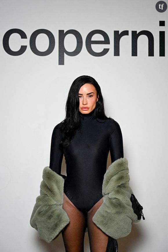 "Demi Lovato était nue et portait des collants à 466 $ lors du défilé Coperni à Paris aujourd'hui", décrit Just Jared sur ses réseaux sociaux, illustrant des clichés abondamment relayés et commentés.