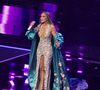 Connue pour ses prestations audacieuses, Jennifer Lopez n’a une nouvelle fois pas déçu ses fans sur la scène des American Music Awards. Divorcée depuis maintenant plusieurs mois de son ex-mari Ben Affleck, la quinquagénaire a prouvé qu’elle a bel et bien tourné la page de cette histoire d’amour en embrassant deux de ses danseurs sur scène, une femme et un homme. Ce show très sexy n’a pas manqué d’amuser la comédienne Tiffany Haddish qui a demandé à la chanteuse de lui "garder un danseur". "Tu n'es pas la seule célibataire", a-t-elle plaisanté.
Mais elle a laissé les téléspectateurs grimacer devant son baiser avec ses danseurs, certains le qualifiant de tentative "désespérée" de rendre Ben Affleck jaloux après la dissolution définitive de leur mariage. "Elle est désespérée", "Embarassant et cringe", ?", "C'est un désastre et pourquoi s'embrasser ?", "C'était pathétique, je suis désolé", peut-on lire sous les publications de sa performance.