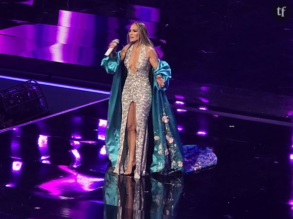 Connue pour ses prestations audacieuses, Jennifer Lopez n’a une nouvelle fois pas déçu ses fans sur la scène des American Music Awards. Divorcée depuis maintenant plusieurs mois de son ex-mari Ben Affleck, la quinquagénaire a prouvé qu’elle a bel et bien tourné la page de cette histoire d’amour en embrassant deux de ses danseurs sur scène, une femme et un homme. Ce show très sexy n’a pas manqué d’amuser la comédienne Tiffany Haddish qui a demandé à la chanteuse de lui "garder un danseur". "Tu n'es pas la seule célibataire", a-t-elle plaisanté.
Mais elle a laissé les téléspectateurs grimacer devant son baiser avec ses danseurs, certains le qualifiant de tentative "désespérée" de rendre Ben Affleck jaloux après la dissolution définitive de leur mariage. "Elle est désespérée", "Embarassant et cringe", ?", "C'est un désastre et pourquoi s'embrasser ?", "C'était pathétique, je suis désolé", peut-on lire sous les publications de sa performance.