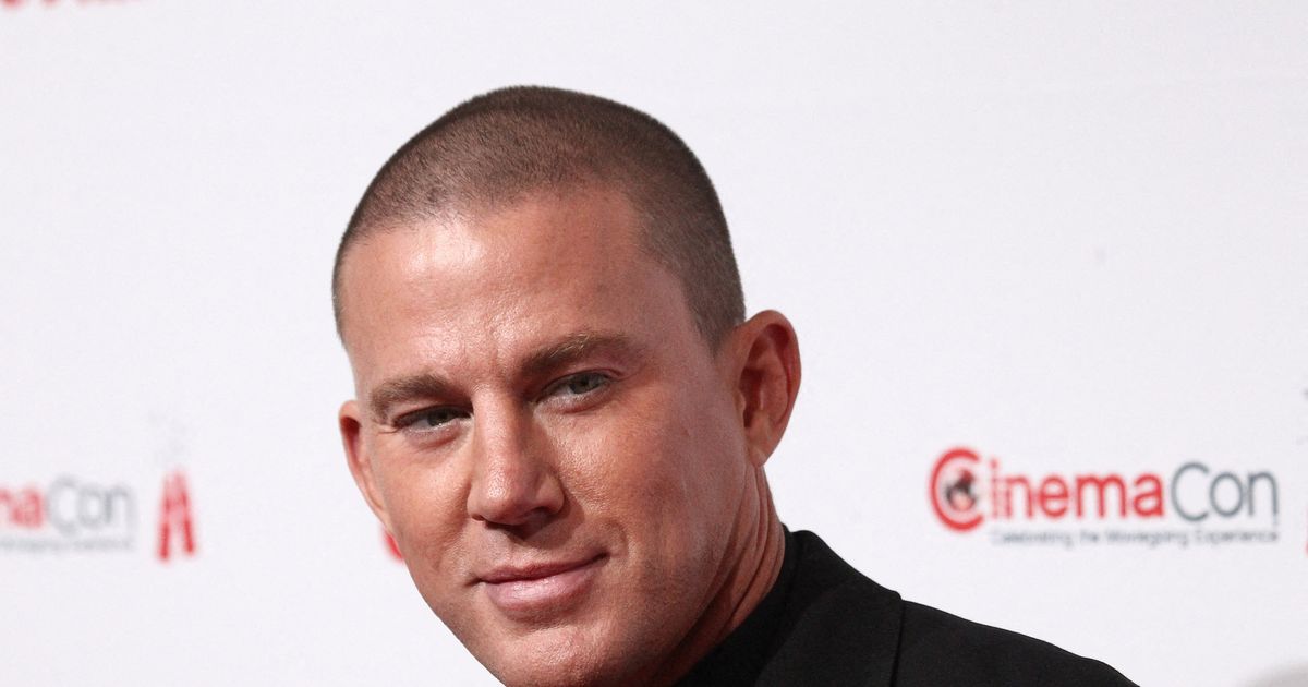 “On dirait une ado”, “c’est effrayant” : cet acteur de 45 ans s’affiche officiellement avec sa petite amie de 20 ans de moins et scandalise les internautes