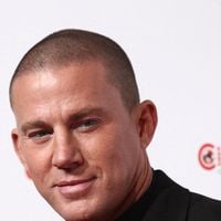“On dirait une ado”, “c’est effrayant” : cet acteur de 45 ans s’affiche officiellement avec sa petite amie de 20 ans de moins et scandalise les internautes