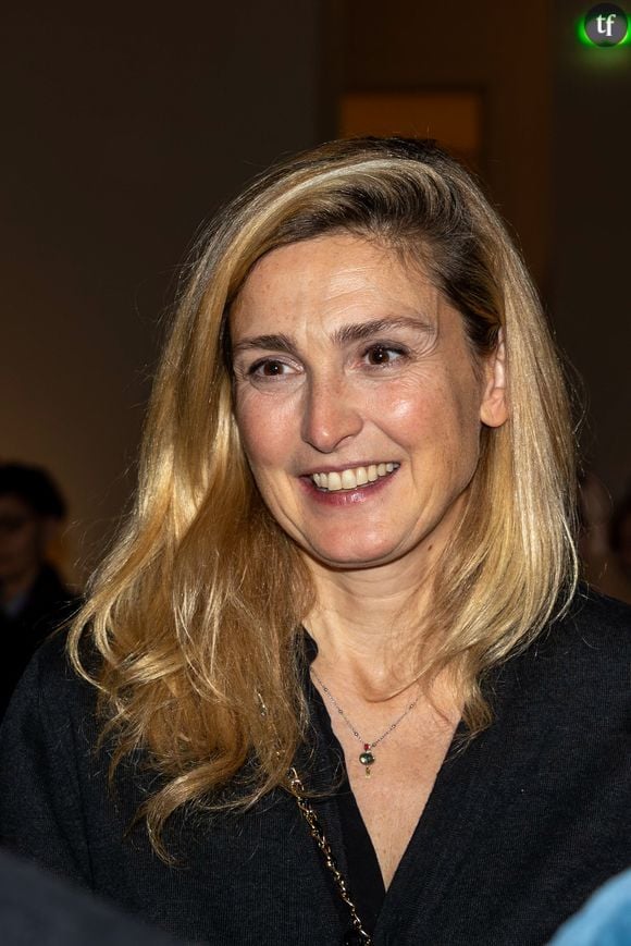 Tels que le rapportent nos confrères de Purepeople, c'est à Paris qu'est apparue Julie Gayet et plus précisément lors de la cérémonie du Prix Procirep du Producteur Français de Télévision, ce 15 décembre 2025. Un événement qui a donné la parole à la comédienne Césarisée mais auquel ont hélas réagi quantité de Prix Nobel.