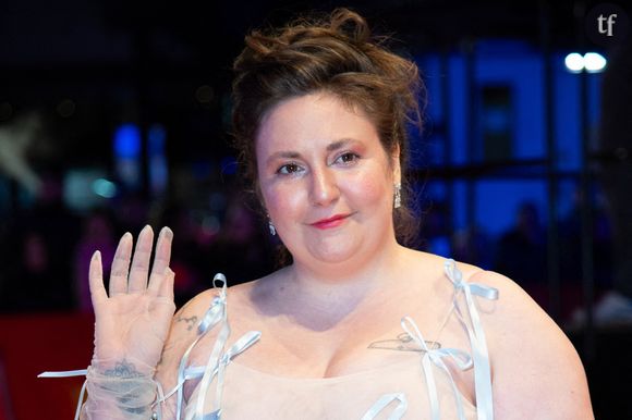 "Grâce à ces années passées dans la section des commentaires, les changements de ma forme humaine - vieillissement, maladie, éraflures et cicatrices - ne m'ont pas ébranlée comme ils auraient pu l'être", explique Lena Dunham.
