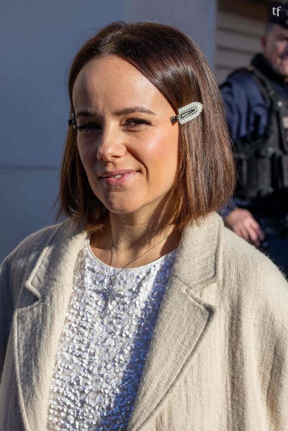 Oui, Mylène Farmer a écrit le tube d'Alizée, forte de l'aura sulfureuse qui constitue sa "DA" mythique, se jouant des codes de la féminité, de la provocation, de la métaphore et d'un côté "Libertine" qui lui sied si bien. Mais c'est le public masculin qui, comme cela a pu être le cas avec Priscilla à la même période, s'est largement réappropriée cet hymne en lui assignant un "male gaze", un regard masculin hyper sexualisant et libidineux.