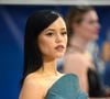 Jenna Ortega a-t-elle subi une bichechtomie ?
Devant des images d'elle en 2018 et en 2025, les fans de la série Mercredi sont persuadés que l'actrice a eu recours à la chirurgie. "Elle a subi cette opération de succion des joues… cela fait ressembler les jeunes et belles femmes à de vieux squelettes. Arrêtez de faire ça !", écrit une internaute sur X. Pour certains, l'actrice aurait subi une bichectomie, une opération consistant à retirer les boules de Bichat, des petits amas graisseux au niveau des joues, afin d'affiner le visage. Une tendance esthétique séduit les célébrités en quête d'un visage aminci. Bella Hadid, Mary-Kate Olsen ou encore Anya Taylor-Joy... Elles auraient toutes eu recours à la bichectomie. De nombreux internautes se sont, par ailleurs, indignés des standards de beauté irréalistes auxquels les femmes sont soumises à Hollywood. "Je souhaite sincèrement le meilleur à Jenna Ortega. Mais je commence à m'inquiéter pour elle. En seulement trois ans, sa personne a complètement changé. Hollywood a vraiment le don de ruiner les belles jeunes femmes. Elle n'a que 22 ans", s'inquiète une femme sur X.