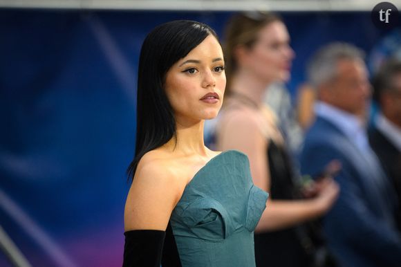 Jenna Ortega a-t-elle subi une bichechtomie ?

Devant des images d'elle en 2018 et en 2025, les fans de la série Mercredi sont persuadés que l'actrice a eu recours à la chirurgie. "Elle a subi cette opération de succion des joues… cela fait ressembler les jeunes et belles femmes à de vieux squelettes. Arrêtez de faire ça !", écrit une internaute sur X. Pour certains, l'actrice aurait subi une bichectomie, une opération consistant à retirer les boules de Bichat, des petits amas graisseux au niveau des joues, afin d'affiner le visage. Une tendance esthétique séduit les célébrités en quête d'un visage aminci. Bella Hadid, Mary-Kate Olsen ou encore Anya Taylor-Joy... Elles auraient toutes eu recours à la bichectomie. De nombreux internautes se sont, par ailleurs, indignés des standards de beauté irréalistes auxquels les femmes sont soumises à Hollywood. "Je souhaite sincèrement le meilleur à Jenna Ortega. Mais je commence à m'inquiéter pour elle. En seulement trois ans, sa personne a complètement changé. Hollywood a vraiment le don de ruiner les belles jeunes femmes. Elle n'a que 22 ans", s'inquiète une femme sur X.