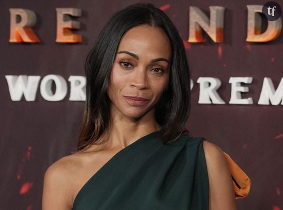 La photo a été prise à l'hôtel Four Seasons de Los Angeles, où a débuté sa récente tournée de presse pour « Avatar : Feu et Cendres », rapporte le média Page Six. Zoe Saldaña a partagé le cliché avec ses 11,3 millions d'abonnés, récoltant plus de 254 000 likes. Vêtue uniquement d'un string noir et de collants noirs transparents, elle a complété son look monochrome avec un haut sexy asymétrique. Les fans se sont déchaînés dans les commentaires : "C'est un cadeau qui fait plaisir", "Un Noël coquin", "Sublime", sans oublier la multitude d'émojis flamme. 

D'autres internautes, en revanche, n'ont pas vraiment été conquis par le cadeau de l'actrice. "Pourquoi ? Nous t'aimons Zoe, tu n'as pas besoin de t'habiller comme ça", "Zoe, tu as un Oscar, pourquoi faire ça ?", "Quel bel exemple pour ses enfants", "Où est ta classe ?", "Ridicule", "Non merci, c'est grossier".