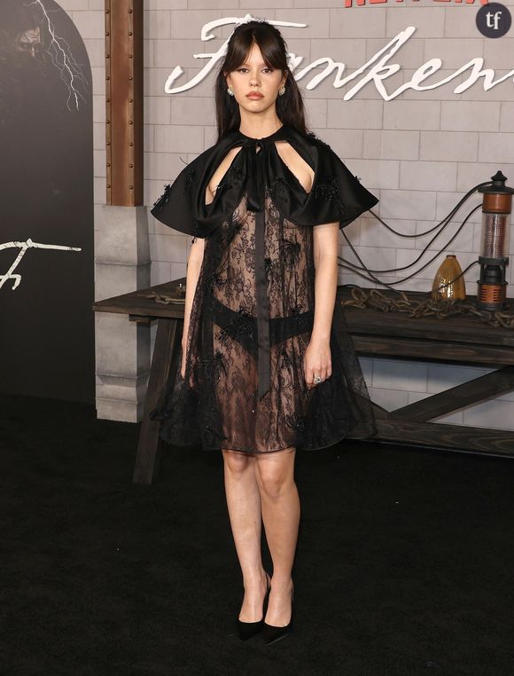 L'actrice subjugue en naked dress, cette robe transparente qui fait rager les réacs. La naked dress a été interdite du Festival de Cannes édition 2025 car elle en montrerait "trop" et serait considérée comme une tenue indécente. Arborée par quantité de stars, de Marion Cotillard à Charli xcx en passant par Miley Cyrus et Dakota Johnson, cette ode à la transparence qui cache autant qu'elle révèle divise intensément.