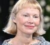A l'unisson, le look très vintage et déconcertant de Pamela Anderson a laissé plus d'un spectateur perplexe. Surtout de la part d'une telle icône. L'égérie fashion, qui a fait le choix du no makeup depuis des années, ne nous a pas forcément habitué à une tenue aussi... Désuète. Robe over size signée Tory Burch qui allait de paire avec une coupe de cheveux également... D'une autre époque, taclent les érudits.