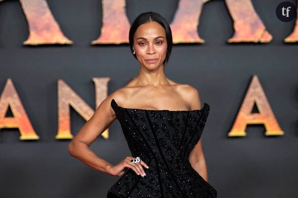 "C'est la saison des cadeaux", a écrit l'actrice en légende Instagram. Un cadeau qui laisse peu de place à l'imagination ! Zoe Saldaña a célébré Noël sans pantalon, vêtue uniquement d'un string et de collants transparents.