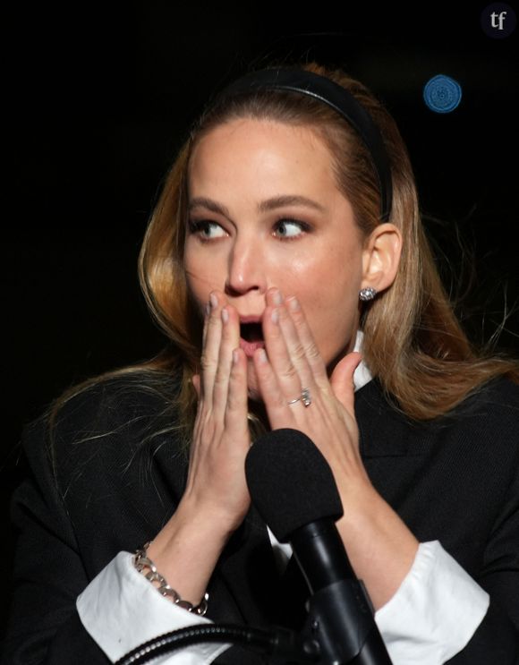 "C'est extrêmement isolant le post partum", détaille encore Jennifer Lawrence au sujet du post partum, ce qui est très intéressant. La vérité, c'est qu'une anxiété et une dépression extrêmes sont isolantes, où que l'on soit. On se sent comme un étranger.", témoigne l'actrice. Qui a mis énormément d'elle dans ce rôle. Prix d'interprétation féminine à la clef ?