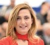 Julie Gayet se dévoile dans une robe noire particulièrement sobre et élégante. Toute en style et en classe, l'actrice est malheureusement victime de mufles qui l'inondent de commentaires grossophobes et sexistes. Body shaming en vue.