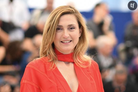 Julie Gayet se dévoile dans une robe noire particulièrement sobre et élégante. Toute en style et en classe, l'actrice est malheureusement victime de mufles qui l'inondent de commentaires grossophobes et sexistes. Body shaming en vue.