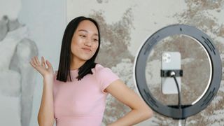 "On sexualise les jeunes filles de 13 ans c'est grave" : cet article ultra sexiste de Marianne suscite la polémique