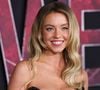 Dans Tout sauf toi, Sydney Sweeney   se fait héritière d'une Cameron Diaz et explore le monde rose bonbon de la rom com - avec une poignée de trash. Une scène culte la rapproche (énormément) de son partenaire Glen Powell. Si culte qu'elle est remakée...