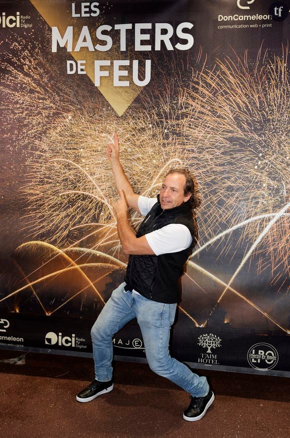 À chaque polémique, la même pirouette : se dire victime d’une époque trop "politiquement correcte". Mais à force de glisser toujours du même côté, on ne peut plus parler de chute. C’est un style.