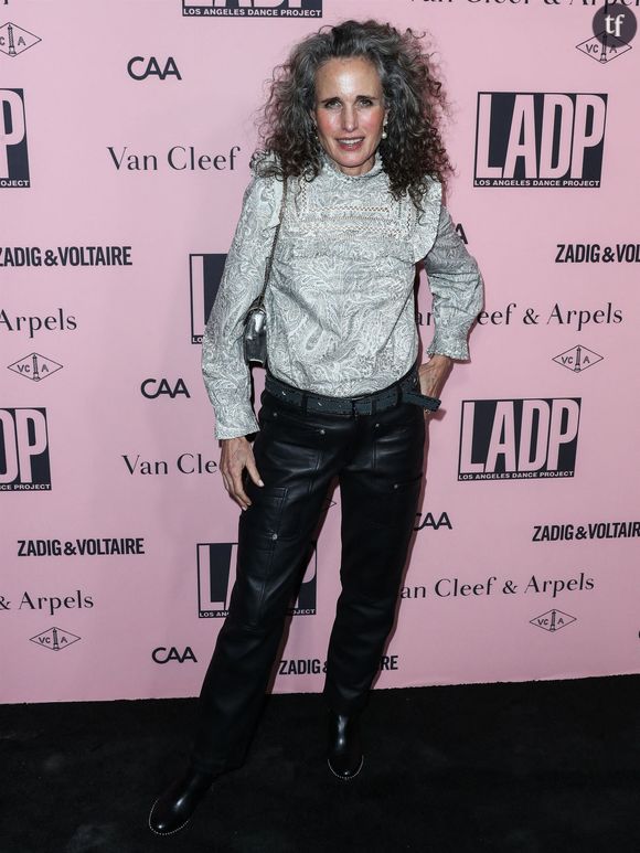 Elle poursuit sur le même ton : "Je suis sûre que vous avez entendu l'idée que les hommes vieillissent mieux que les femmes. On nous a fait un lavage de cerveau !"