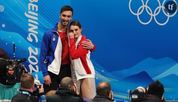Dans cette autobiographie, décrit un lent déclin vers le mal-être et décrit une relation chaotique, sous « emprise » avec le patineur, raconte des entraînements anxiogènes.